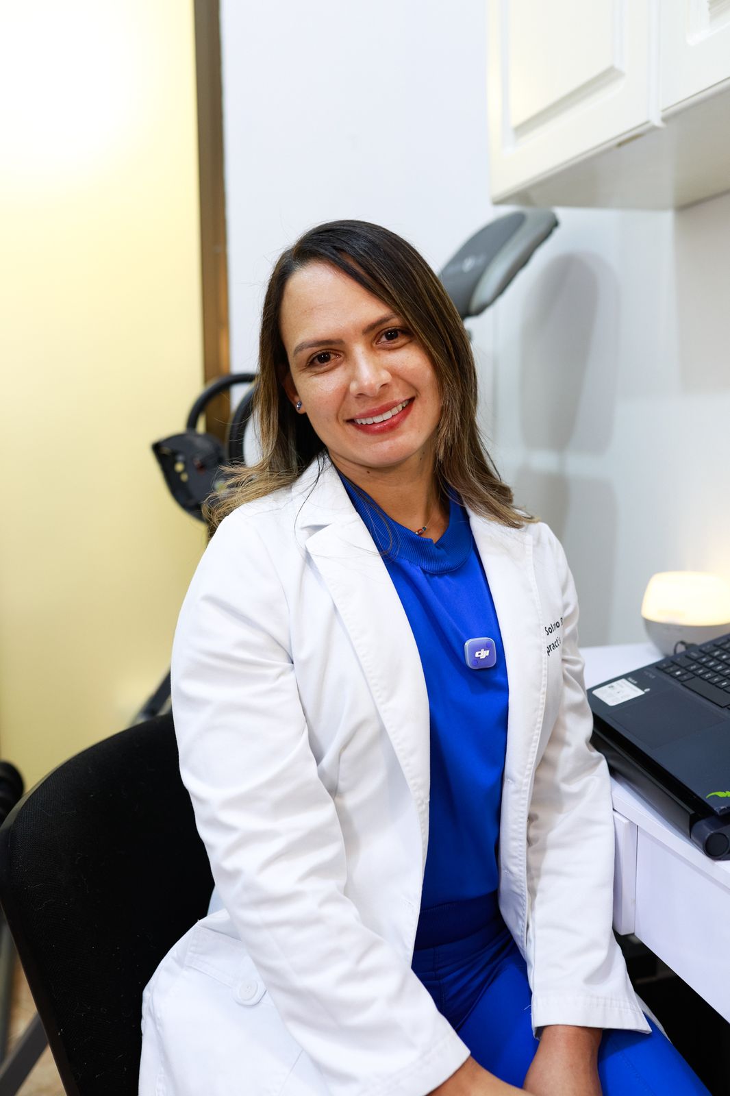 Retrato de la Dra. Deilyn Solano Bonilla en su consultorio