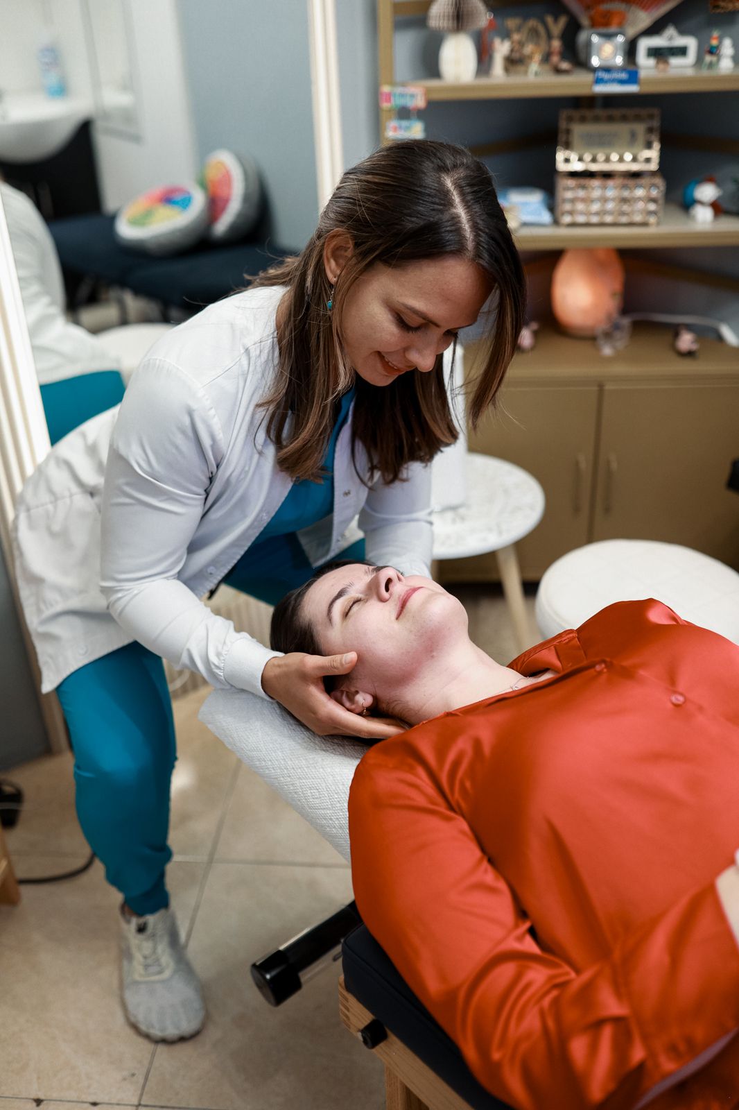La Dra. Deilyn Solano Bonilla realizando un ajuste cervical